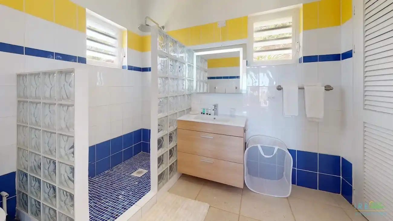 Clam Shell Drive Bathroom 8 11zon 8 11zon