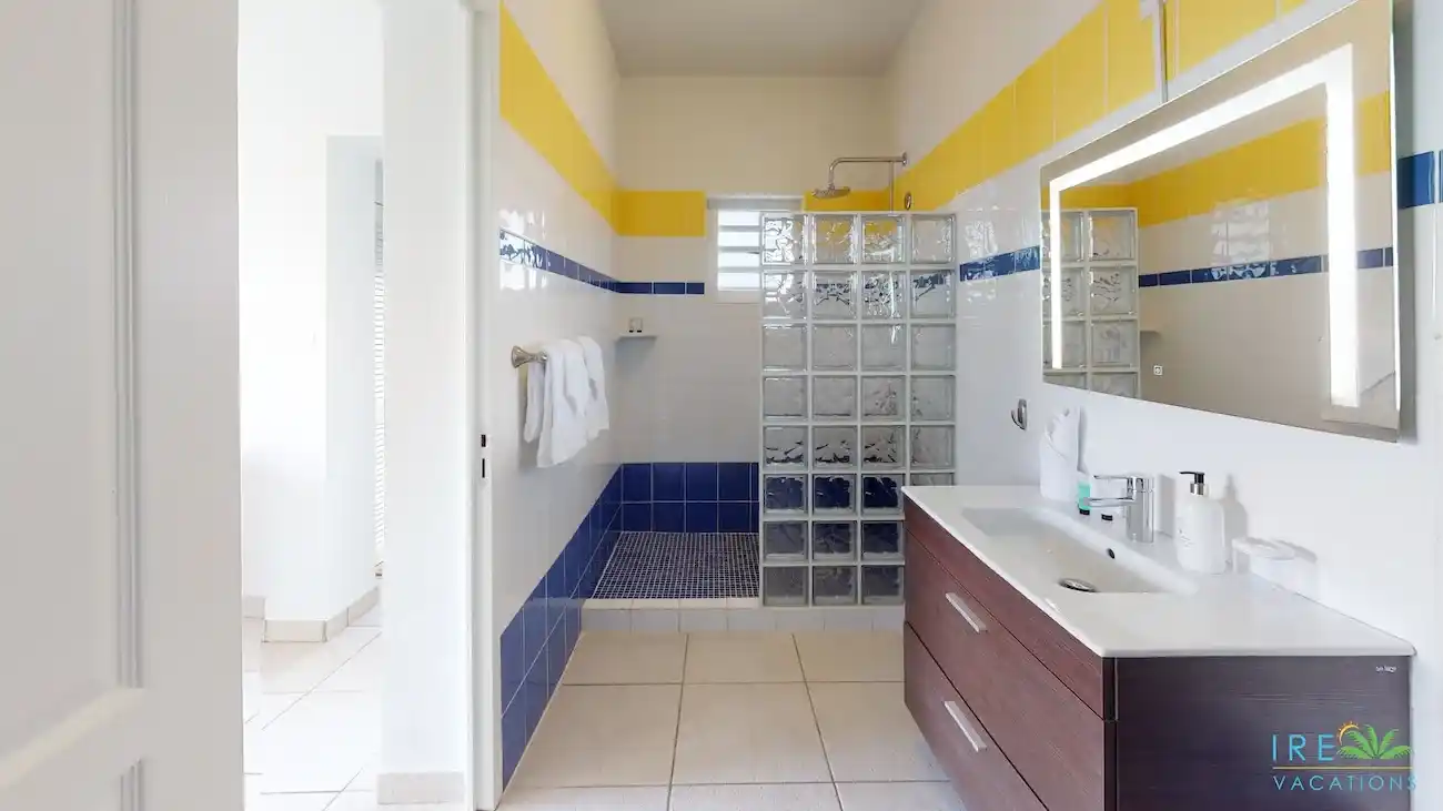 Felicite Bathroom1 25 11zon 25 11zon