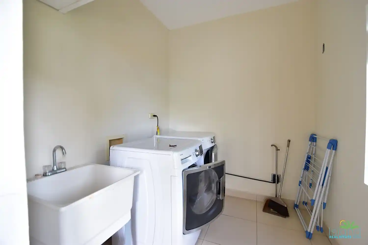 For Long Term Rental 2 Bedroom Apartment Sint Maarten Saunders 10 10 11zon 10 11zon